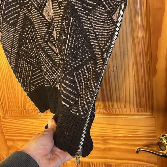 Love Scarlet sweater vest. Zippers on each side, soft and cozy material, medium. - Picture 3 of 8